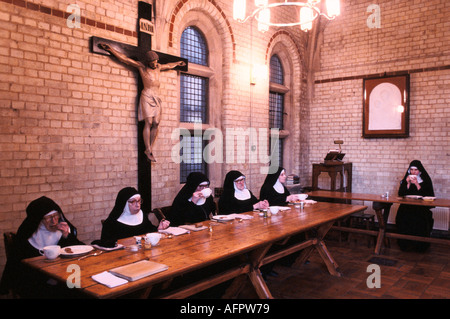 Religieuses à St Mary à l'abbaye d'Edgware Cross, une communauté bénédictine anglicane. Sœurs dans Refectory, la salle à manger monastique. Middlesex Royaume-Uni années 80 1989 Banque D'Images