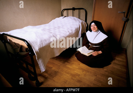 Jeune nonne Royaume-Uni. Soeur Colette dans sa cellule lisant la bible. Poor Clare Colettines sont un ordre catholique fermé Herefordshire 1989 années 1980. HOMER SYKES Banque D'Images