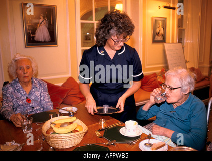 Personnel de Care Home UK. Maison privée de soins infirmiers pour personnes âgées prenant des médicaments du soir avec l'infirmière, Cirencester Gloucestershire 1990s UK HOMER SYKES Banque D'Images