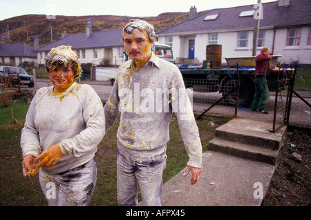 Noircissement de la mariée et du marié, un rituel pré-mariage Mallaig Écosse UK 1980 1987 HOMER SYKES Banque D'Images