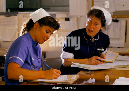 Infirmière Catherine Ellis changement de quart remplissant des formulaires, remettant Childrens Ward Alder Hey Children's Hospital Liverpool NHS 1988 1980s UK Banque D'Images