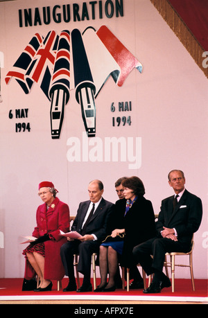 La reine Elizabeth II et le président Mitterrand de France lors de l'inauguration du tunnel sous la Manche le Shuttle Folkestone Kent 6 mai 1994 Royaume-Uni 1990s HOMER SYKES Banque D'Images