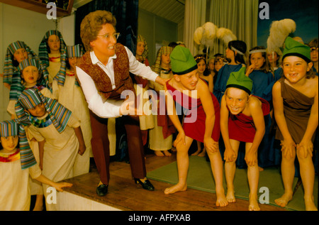 Professeur d ' art dramatique et enfants du premier cycle enseignant de fin de trimestre avec les filles pendant la répétition. Kent. Enseignement privé années 1990 Royaume-Uni HOMER SYKES Banque D'Images