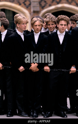 La reine Elizabeth II visite le collège Eton à l'occasion du 550e anniversaire de l'école. Les garçons font la queue pour voir la reine Windsor Berkshire.29 mai 1990 1990s HOMER SYKES Banque D'Images