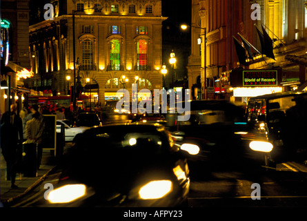 Théâtres de Londres Shaftesbury Avenue, théatergoers, les gens qui sortent après la représentation, The Westend 1990 UK. HOMER SYKES Banque D'Images