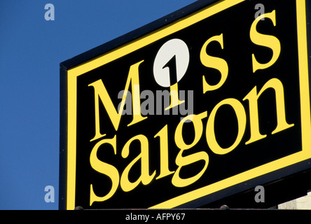 Le panneau Neon du théâtre de Londres annonce le « miss Saigon ». La fin de l’Occident. ANNÉES 1990 ROYAUME-UNI HOMER SYKES Banque D'Images