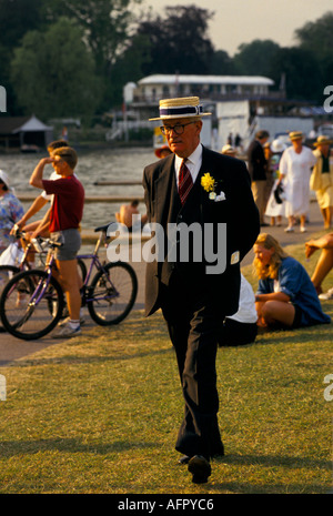 UK années 1990 paille chapeau de plaisanciers Henley Royal Rowing Regatta, homme plus âgé habillé habillé habillé habillé avec un trou de fond. Henley on Thames Berkshire Angleterre HOMER SYKES Banque D'Images