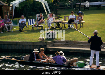 Style de vie riche, famille avec jardin sur la Tamise, en regardant la course. Les gens qui ont le thé en punt. Henley on Thames Royaume-Uni années 2000 20006 Banque D'Images
