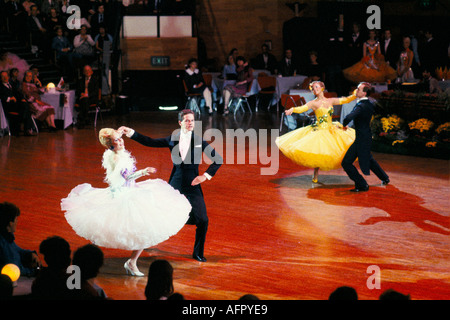 Compétition de danse de salle de bal jardins d'hiver Blackpool Tower Ballroom Lancashire. Venez danser la série télévisée en cours de réalisation des années 1990 UK HOMER SYKES Banque D'Images