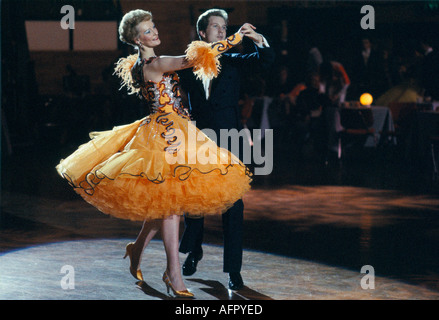 Compétition de danse de salle de bal Winter Gardens Blackpool Tower Lancashire. Venez danser la série télévisée en cours de réalisation des années 1990 UK HOMER SYKES Banque D'Images