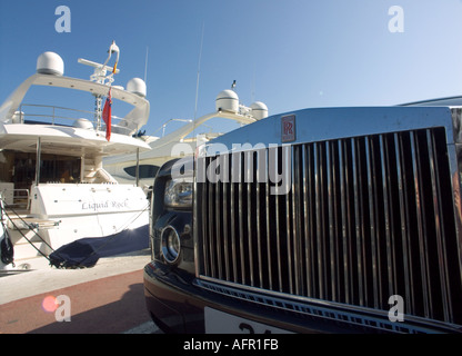 Rolls Royce et des yachts de luxe à Puerto Banus marina près de Marbella Costa del Sol Espagne Banque D'Images