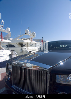 Rolls Royce et des yachts de luxe à Puerto Banus marina près de Marbella Costa del Sol Espagne Banque D'Images