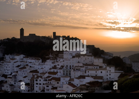 Le village blanc de Casares Andalucia près de Marbella au crépuscule au coucher du soleil - vieux château sur la colline, de nouvelles maisons blanches ci-dessous Banque D'Images