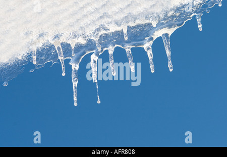 Les glaçons contre ciel bleu clair Banque D'Images