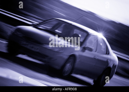 Représentant commercial Ford Mondeo à la vitesse sur autoroute à quatre portes de voiture voyageur de commerce repmobile la famille moyenne homme vente road Banque D'Images