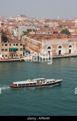 Vue aérienne d'un vaporetto en direction est le long du Canal Giudecca vers la Place Saint Marc à Venise Banque D'Images