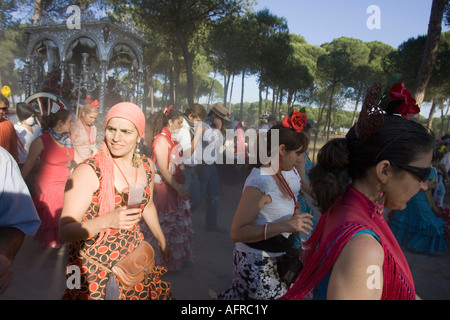 Villamanrique pèlerins marchant à côté simpecado, El Rocio pilgrimage Banque D'Images