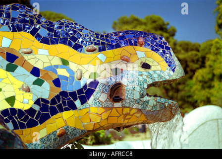 Sculpture-fontaine d'un lézard dans Gaudís parc paysage Antoni Parc Güell à Barcelone, Espagne Banque D'Images