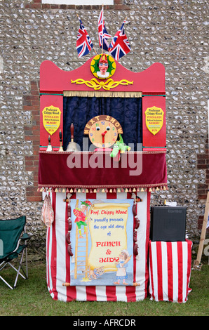 Punch et Judy montrent en plein air à la foire du village anglais Banque D'Images