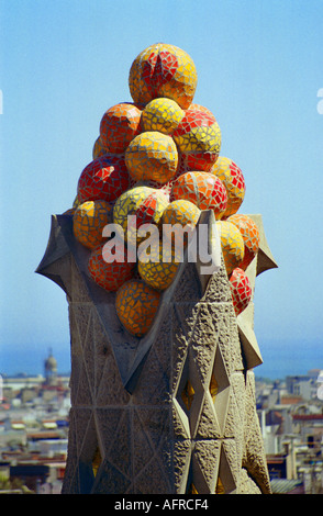 Spire par une tour de la cathédrale célèbre Gaudi, La Sagrada Familia à Barcelone, Espagne Banque D'Images