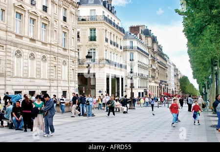 Les gens qui marchent sur le trottoir, à Champs de Elysées, un jour d'été, Paris, France, Europe Banque D'Images