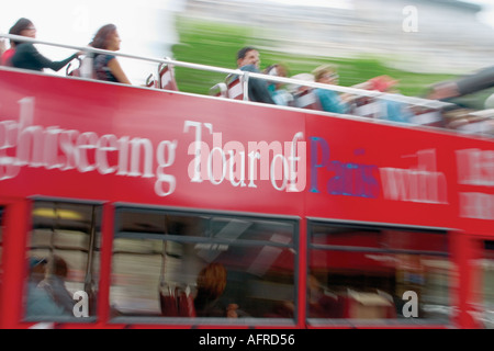 Double rouge, dessus ouvert, bus de tourisme, transportant les touristes, Paris, France, Europe. Banque D'Images