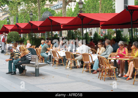 Les gens assis à un café français traditionnel, sur la chaussée , pendant l'été 24, Avenue des Champs Elysées, de Paris, France, Europe Banque D'Images