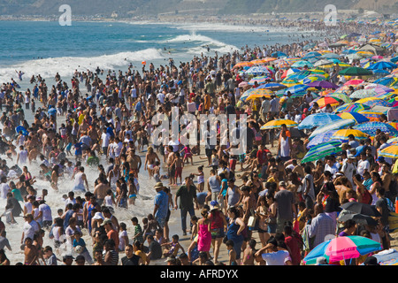 La foule profitant de la plage le jour de la fête du Travail Banque D'Images