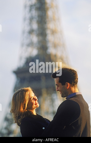 Couple sur Pont De Billy avec Tour Eiffel à Paris Banque D'Images