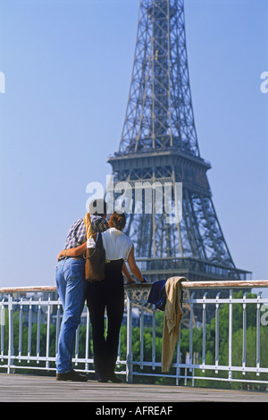 Couple sur Pont De Billy avec Eiffel Tower Banque D'Images