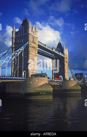 Bus de ville rouge traversant le Tower Bridge over River Thames Banque D'Images