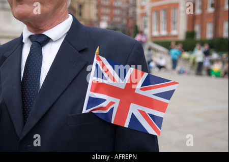 Patriotique non identifiables avec l'homme Union Jack drapeau en haut de la poche. London UK Banque D'Images