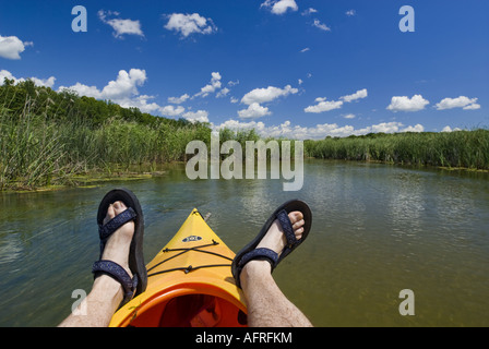 La kayakiste flotteurs tranquillement sous le ciel bleu à travers les zones humides sur la rivière Otter Tail Perham Minnesota Banque D'Images
