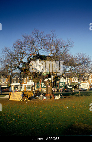 Protestation d'arbres manifestants éco autoroute M11 Link Road protester "George Green" est de Londres 1993 Wanstead HOMER SYKES Banque D'Images