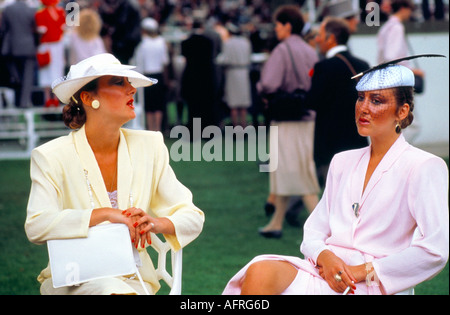Mode des années 1980 Royaume-Uni. Ladies Day Royal Ascot épaulettes femmes chapeau de chambre de puissance avec voile Berkshire. À la mode Angleterre 1985 HOMER SYKES Banque D'Images