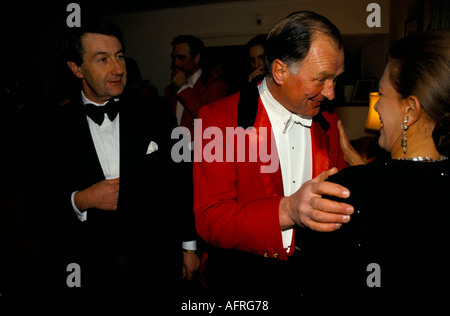 De vieux amis au Party Warwickshire Hunt ball célébrant la fin de la saison de chasse au renard tenue à Tysoe Manor Tysoe 1982 1980 Royaume-Uni HOMER SYKES Banque D'Images