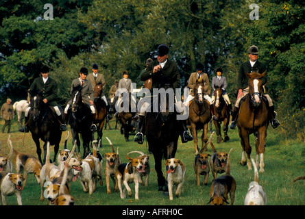 Duc de Beaufort Hunt Badminton Gloucestershire Capitaine Ian Farquhar Maître conjoint dirige le champ de début de la chasse des jours 1996 1990s UK HOMER SYKES Banque D'Images