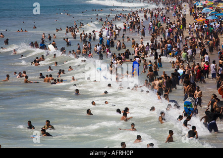 La foule profitant de la plage le jour de la fête du Travail, jour de l'été dernier Santa Monica Los Angeles County Banque D'Images