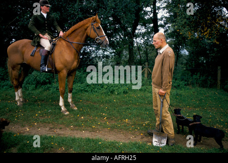 Duc de Beaufort Hunt. Charles Wheeler Premier Whipper-in et Terrier homme avec ses deux chiens de travail. Gloucestershire 1996 1990s Royaume-Uni HOMER SYKES Banque D'Images