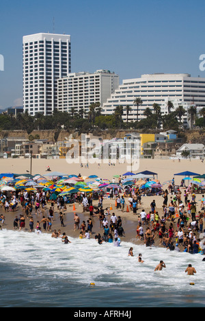 La foule profitant de la plage le jour de la fête du Travail Banque D'Images