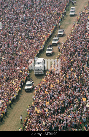 Le pape Jean-Paul II visite Glasgow Écosse Royaume-Uni 1982. Procession de sécurité le Pape voyage dans son Popemobile à travers les foules au parc Bellahouston années 1980 Banque D'Images