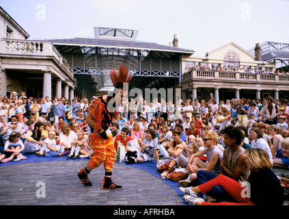 Spectacle de rue en spectacle sur la piazza Covent Garden Londres 1990 Royaume-Uni HOMER SYKES Banque D'Images