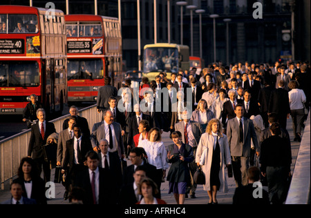 Employés de bureau traversant le pont de Londres à la gare ob Other Side London Bridge après le travail Angleterre 1990s 1992 HOMER SYKES Banque D'Images