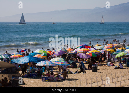 La foule profitant de la plage le jour de la fête du Travail Banque D'Images