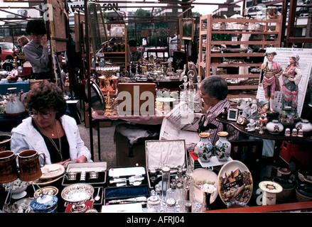 New Caledonian Market, Bermondsey Square marché des antiquités au sud-est de Londres. Vendredi commerçants du marché des années 1990 UK HOMER SYKES Banque D'Images