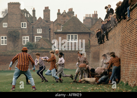 Eton College Oppidans (arrière) Collegers (face) jeu mural. Bâtiments scolaires Etoniens regarder assis sur le mur.Windsor Berkshire 1985 1980s Royaume-Uni HOMER SYKES Banque D'Images