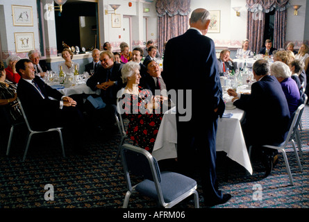 Brian Johnston après le dîner conférencier, cricketeur parlant engagement public de gens d'affaires. Années 1990 Royaume-Uni 1992 George Hotel Gloucester Gloucestershire Banque D'Images