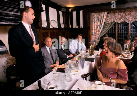 Après le dîner conférenciers conférencier intervenant engagement public de gens d'affaires des années 1990 Royaume-Uni Graham Davies discours whos hobby raconte des blagues 1992 Banque D'Images