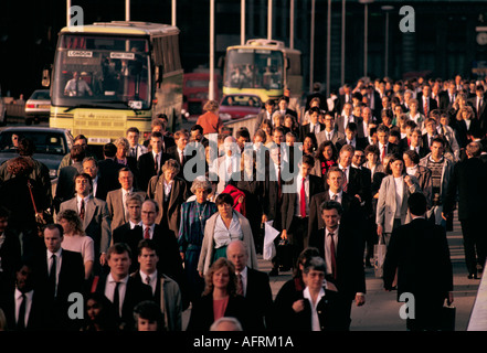 Les employés de bureau marchent jusqu'à la gare à travers le London Bridge après le travail Angleterre 1992 autocars jaunes loués par des particuliers des années 1990 UK HOMER SYKES Banque D'Images