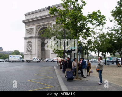 Les personnes en attente de l'autobus à l'arrêt de l'arc de triomphe paris france Banque D'Images